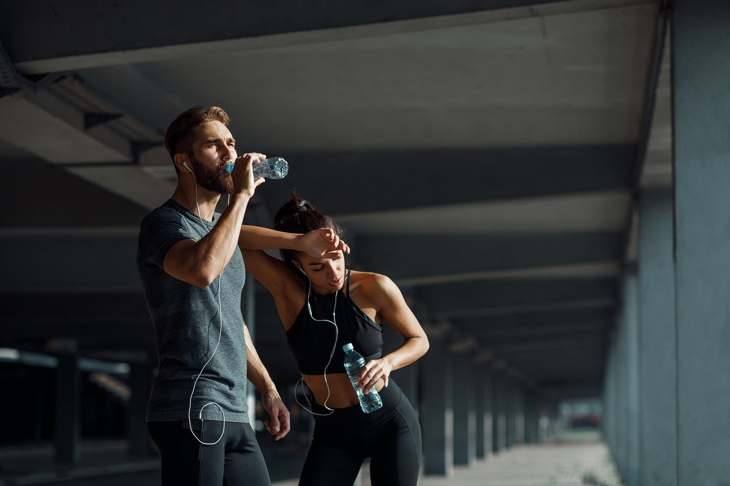 Atleta utilizza spray per recupero muscolare su gambe affaticate – Trattamento defaticante post-allenamento per alleviare tensioni e favorire il benessere muscolare.